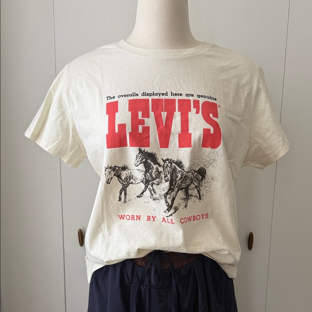 Levi's Cream Graphic Tee with Red Logo